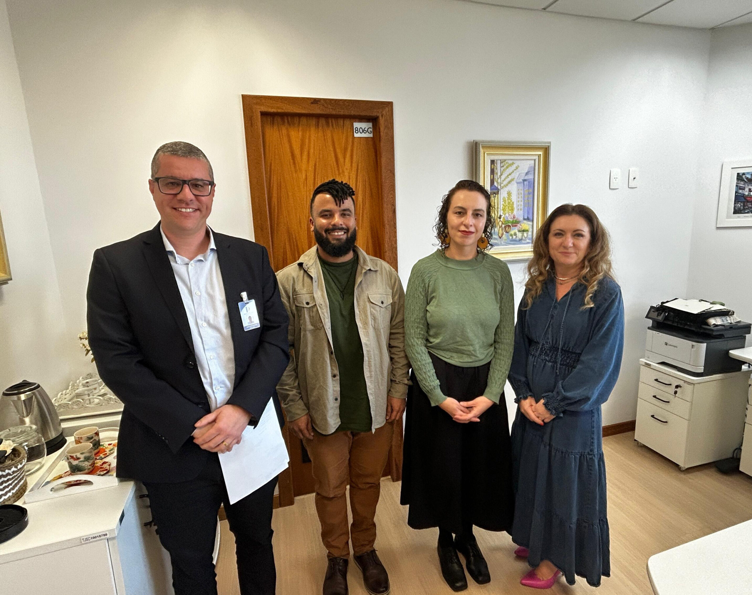 Jean Rosa, Samuel Santos, Carol Costa e a juíza Maira Meneghetti