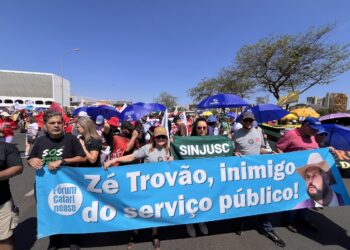 Após marcha em Brasília, SINJUSC mobiliza ato contra a PEC 38 na Alesc (4/11)